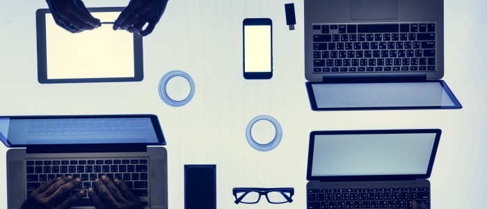 Bureau avec des écrans de smart phone et ordinateur Bureau avec des écrans de smart phone et ordinateur