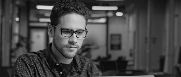 Homme protégeant son acuité visuelle avec des lunettes gunnar Homme protégeant son acuité visuelle avec des lunettes gunnar