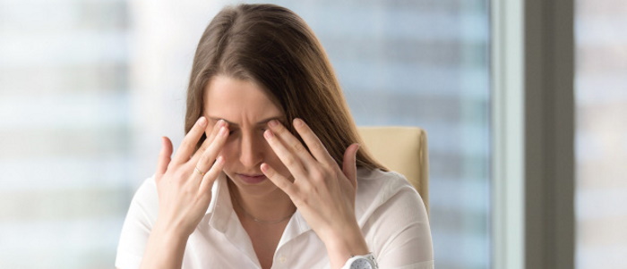 Jeunne femme ayant des maux de têtes à cause de sa fatigue oculaire Jeunne femme ayant des maux de têtes à cause de sa fatigue oculaire