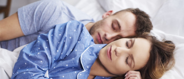 Jeune couple qui dormant ensemble Jeune couple qui dormant ensemble