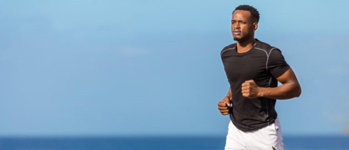 Jeune Homme faisant de l'exercice à la mer Jeune Homme faisant de l'exercice à la mer