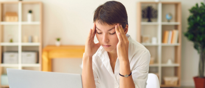 Jeunne femme ayant des maux de têtes à cause de sa fatigue oculaire Jeunne femme ayant des maux de têtes à cause de sa fatigue oculaire