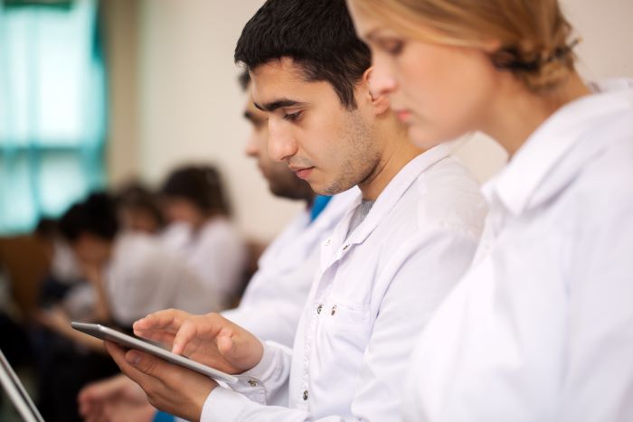 Etudiants de médecine travaillant sur des ipad