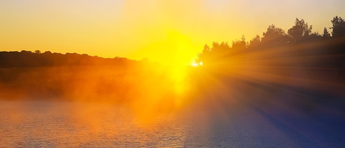 Le soleil qui se lève sur une plaine 